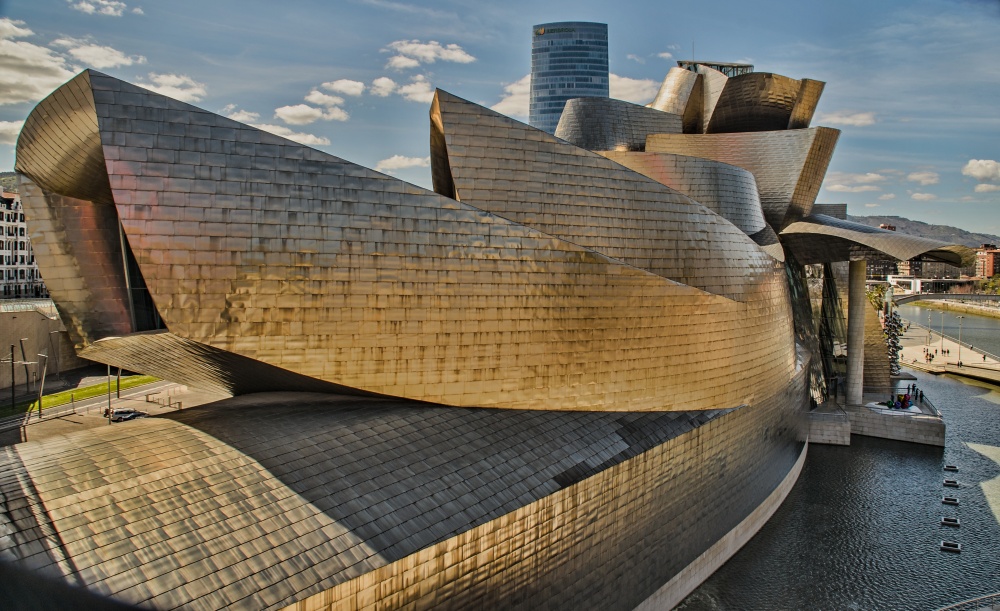 Bilbao a jeho fantastické muzeum,slunce, sportující lidi na nábřeží, nápaditá architektura ,dotel kde jsme jak sardinky.