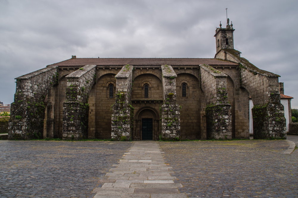 Santiago de Compostela neni jen světoznámá katedrála, Colexiata de Santa María de Sar románský kostel.