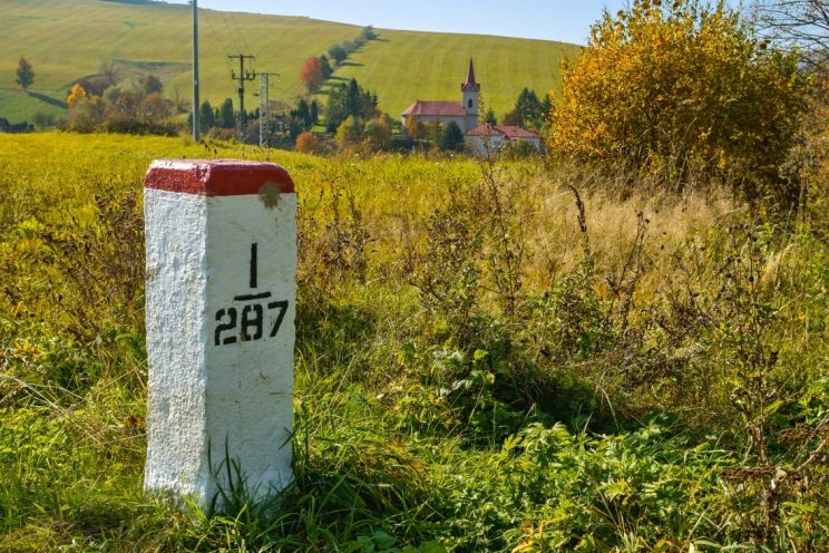 Poslední patník na hranici. Zde se odkláním na jih.